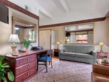 Dinah’s Garden Hotel