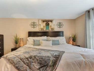 Rice Village/ King Bed/ Fast WIFI 4KTV