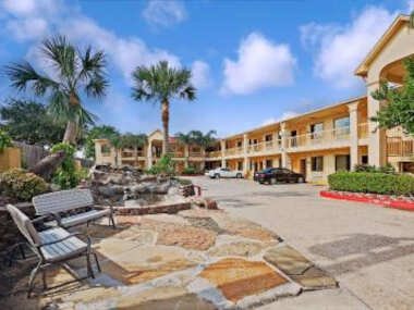 Super 8 by Wyndham Houston Hobby Airport South