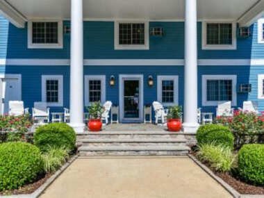 Commander Beach House Hotel