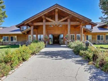 Headwaters Lodge & Cabins at Flagg Ranch