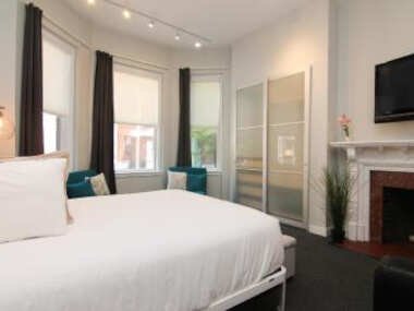 Large Stylish Newbury Street Studio w/ Kitchen