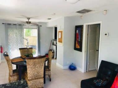 One bedroom apt with private patio near Fort Lauderdale beach