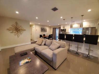 Lakefront Vacation Home – Sleeps 8