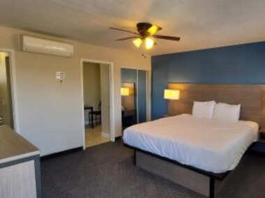 Beachwalker Inn & Suites