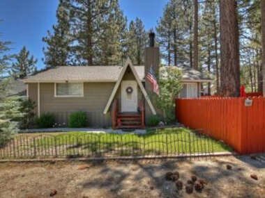 DoorMat Vacation Rentals – BearTime Story Fireplace! BBQ! WiFi! Fenced Yard!