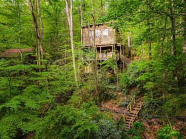 The TreeHouse – Rocking Chair Deck with Hot Tub below, Walking Distance to Downtown Helen, Sleeps 5