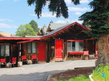 Foot of the Mountain Motel