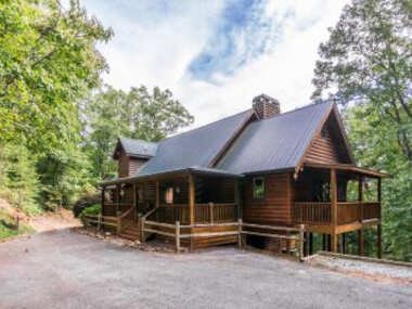 New Listing! Poppy’s Great Escape – 4 Bed 4 Bath – Hot Tub
