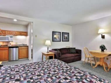 Deluxe Two Bedroom Suite on the 1st floor with outdoor heated pool 19110