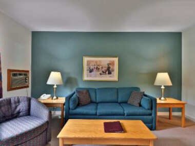 Deluxe one bedroom suite located on first floor with outdoor heated pool 11921