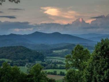BEST VIEW IN BRYSON CITY IN THE SUGAR SHACK!!