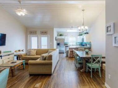 BC403 Fabulous Townhome with Beach Decor, Shared Heated Pool, Garage Access