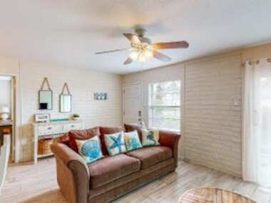 EC106 Newly Renovated, 2 Bedroom First Floor Condo, Shared Pool & Grill, Boardwalk