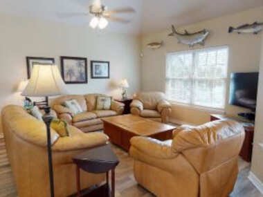 FH4 Charming 3 Bedroom Condo, Near Beach, Shared Pool