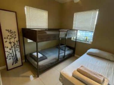 Miami Vibes “Hostel-Like” Shared Room