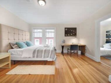 5BR 2BTH Bright & Spacious Apt in Brighton