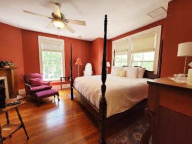 Camellia Rose Inn- Luxury King Room Briar Rose