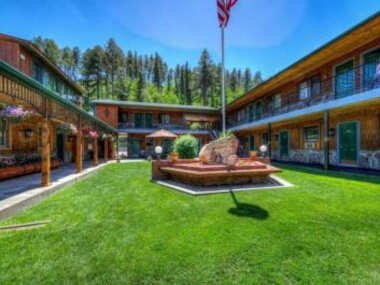 Cedar Wood Inn