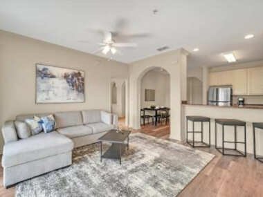 Bright Condo – 2BR with Pool & Hot Tub, near Disney!