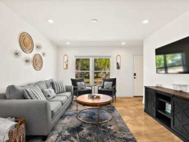 Paradise Palms – Sand Dollar Suite – Pool – Steps to Ocean – 10 min to Downtown!