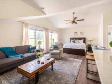 *Cozy Studio Carriage House- Minutes from Downtown