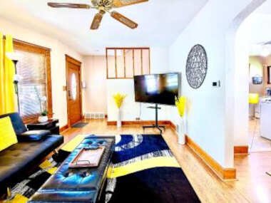The BumbleBee Retreat – Stylish Cozy House Near Downtown – With 300MB Wifi, Parking & Self Check-In