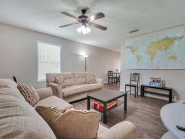 Cozy and Contemporary Villa 1 Mile from GSU