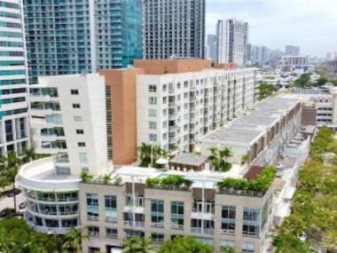 Tides Townhome Midtown Location Pool and Parking