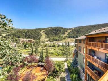 Spacious 4 Bedroom Mountain Vacation Rental with Private Hot Tub and Free Shuttle to Slopes