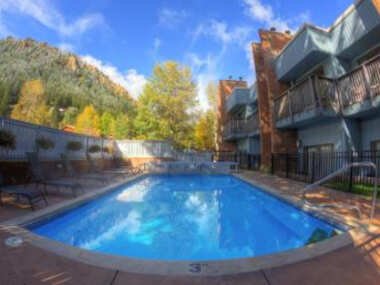 Shadow Mountain Lodge