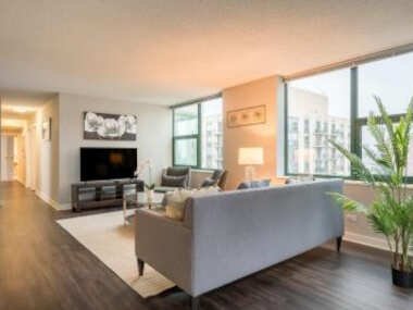 3BR 2BA Captivating Penthouse with Views Pool & Gym