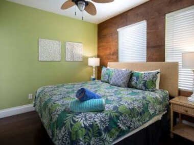 Two Duval Street Suites w pool