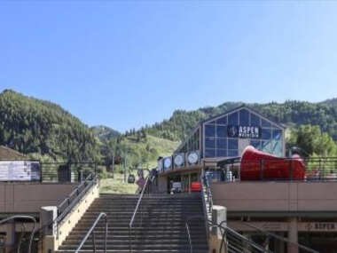 Exclusive 2 Bedroom Mountain Vacation Rental in the Heart of Downtown Aspen One Block from Silver Queen Gondola