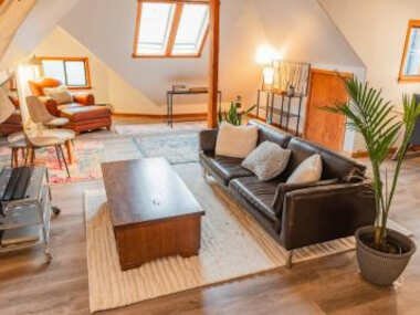 Gorgeous 1BR Attic Space – Walk to Cafes & Shops