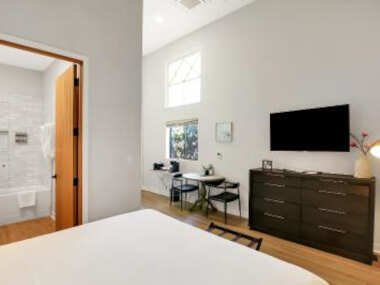 NEW! Villa Castillo 1 – immaculate luxury studio in downtown Santa Barbara