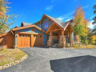 Mountain Thunder Lodge 3 Bedroom Vacation Rental in Breckenridge with Access to a Hot Tub Just Two Blocks from Main Street