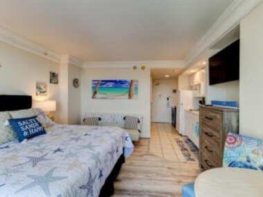 Adorable Studio with Pool Hot Tub and Tiki Bar