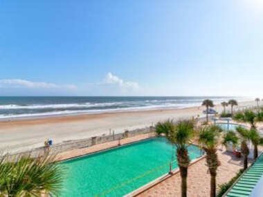 Oceanfront with Kitchen and Wifi Sleeps 6