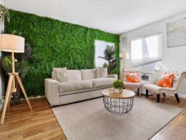 Charming 2 Bedroom Apartment, Short Walk to the Beach and Local Dining, King Size Beds