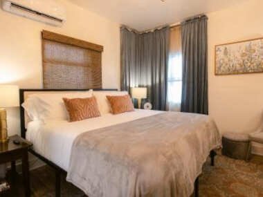 King Size Suites close to downtown w/ free parking