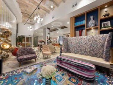 Glamorous Retreat with Amazing Rooftop 354