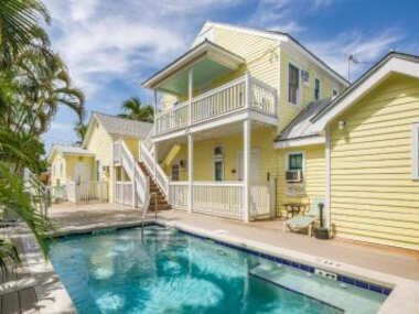 NEW VanGogh Studio – Pool & Balconies