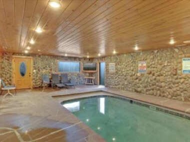 Newly Designed 2 Bedroom cabin with indoor pool