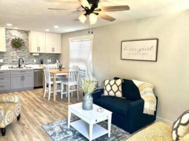 Guest Suites 1996 #2 – Fresh 1 bedroom 1 bath Suite