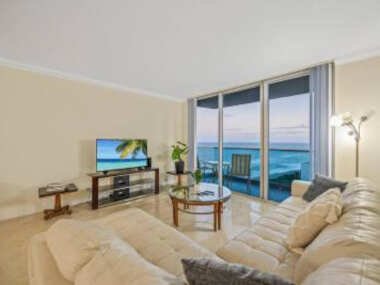 Beachfront 2 Bed with Beach Access and Amazing Views