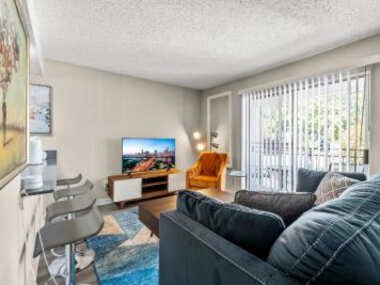 Vivant – SoLa Chic King Bed Suites, Close to Downtown