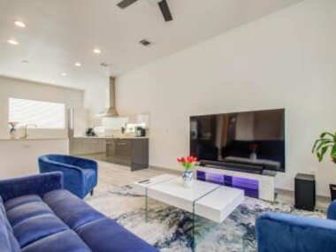 Modern 6 Bedroom Smart Home Near Downtown Houston