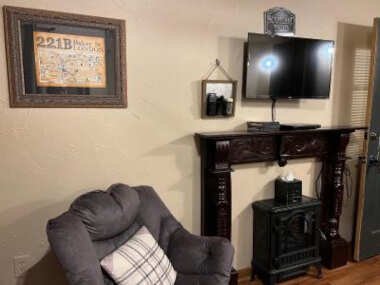 Secluded Sherlock Holmes Suite w/ King Bed +Wifi