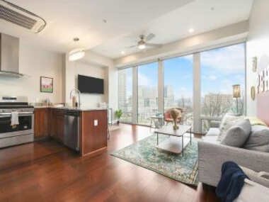 HostWise Stays – The Washington at Chatham – Free Parking, Private Gym, Skyline Views!